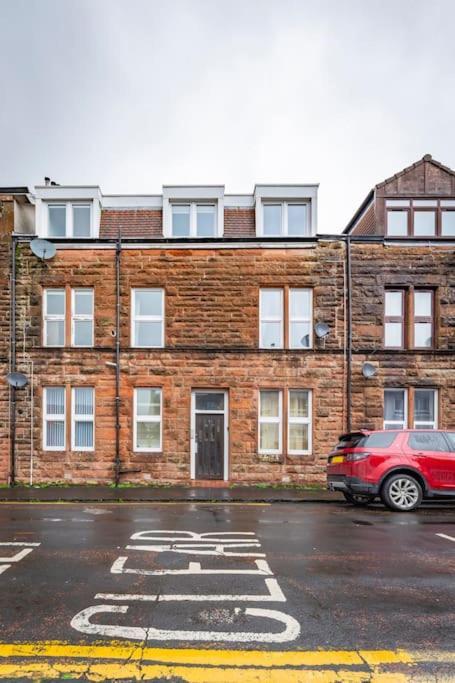 Spacious Stylish Centraly Located Flat Near Beach Largs Exterior photo